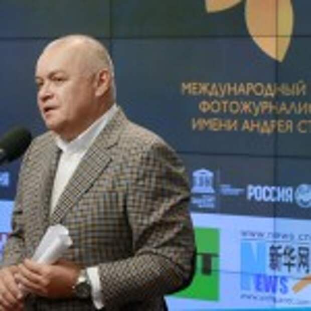 2635543 03.06.2015 Генеральный директор МИА "Россия сегодня" Дмитрий Киселев выступает во время церемонии награждения победителя и призеров Международного конкурса фотожурналистики имени Андрея Стенина в президентском зале агентства МИА "Россия сегодня". Александр Натрускин/РИА Новости
