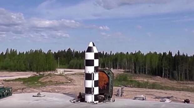 На фото: выход ракеты РС-28 «Сармат» из шахты. Источник фото:https://gunsfriend.ru/raketa-sarmat-tehniceskie-harakteristiki-ballisticeskaa-mezkontinentalnaa-ispytania-rs-28/