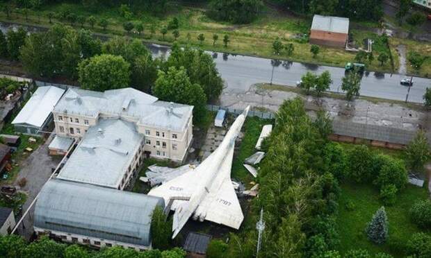 Отлично парканулся. Тут ещё и кака-то малолитражка под крыло влезла. Гений парковки, парковка, прикол, юмор