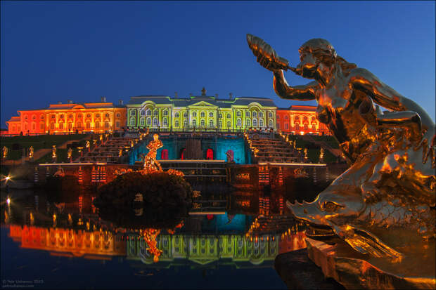 Праздник фонтанов в Петергофе, свето-пиротехническое шоу на большом каскаде