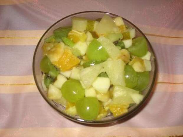 Салат яблочный с ананасом, бананами и виноградом