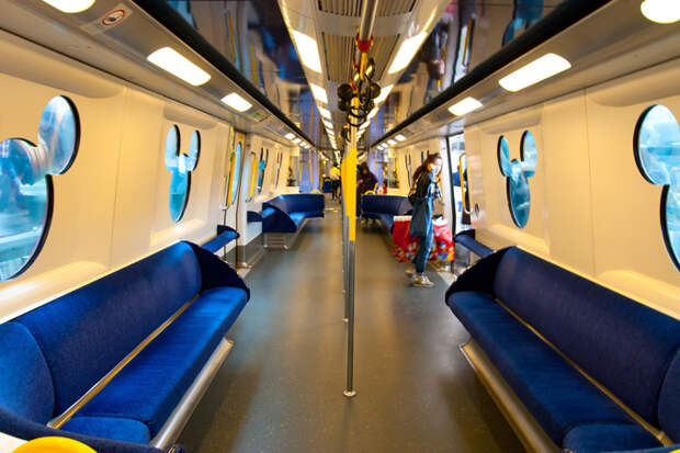Поезд в гонконгском метро