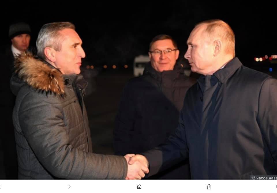 На изображении может находиться: 3 человека, ночь