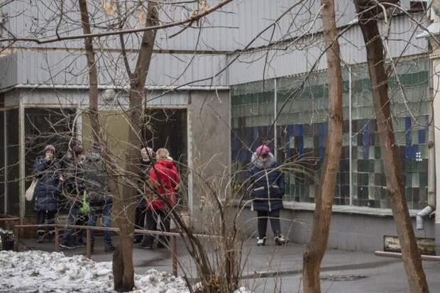 В ожидании собеседования. Спустя десять-пятнадцать минут эта группа разъедется по Москве просить подаяния