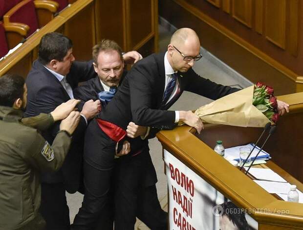 Во время выступления премьер-министра Украины Арсения Яценюка в Раде случилась массовая драка