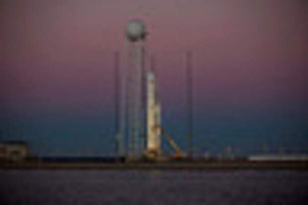 Ракета-носитель Antares на пусковой площадке