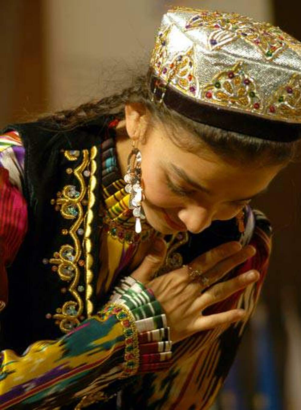 Браслет рахмат в каких магазинах. Узбекские женщины. Приветствие в Узбекистане. Узбекская девушка в тюбетейке. Головной убор уйгуров.
