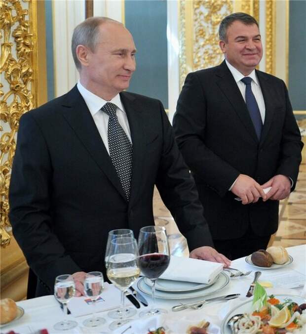 Путин и Сердюков    фото: Яндекс.Картинки