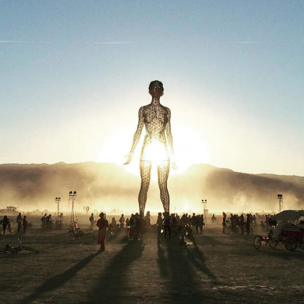 Скульптура «Революция» на «Burning Man 2015»