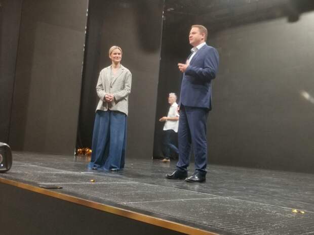 Директор парка «Яуза» Сапронов провел встречу с учениками театра «Тодес», которые репетируют в парке. Фото: Гримальский Илья Михайлович