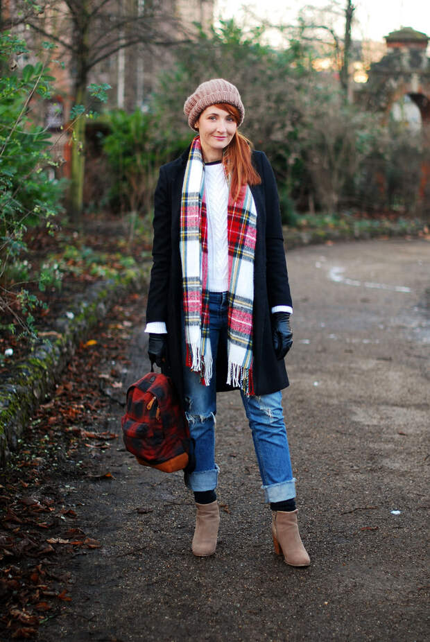 Relaxed winter style: Distressed jeans, tartan scarf, long black coat