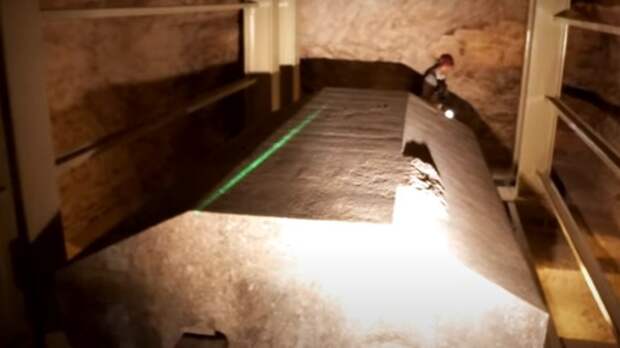 На саркофагах в древнем Серапеуме обнаружены очень странные следы, не поддающиеся объяснению