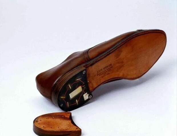 Встроенные в каблук батарея и микрофон превращали обувь в ходячую радиостанцию. /Фото: thesun.co.uk