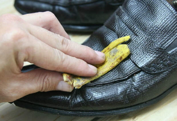 Банановая кожура для полировки обуви.