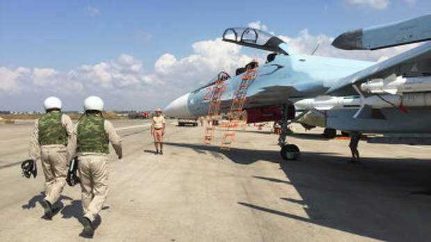 Российские летчики готовятся к полету на истребителе СУ-30СМ на авиабазе Хмеймим в Сирии