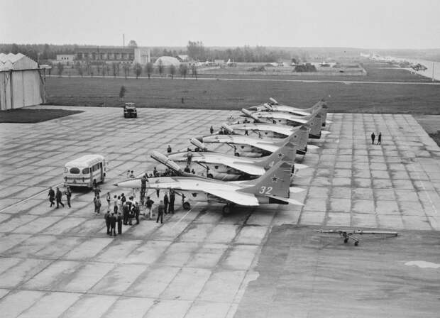 Original_Strizhi_lineup_at_Kubinka_Air_Base,_April_1992.jpg Original_Strizhi_lineup_at_Kubinka_Air_Base,_April_1992.jpg