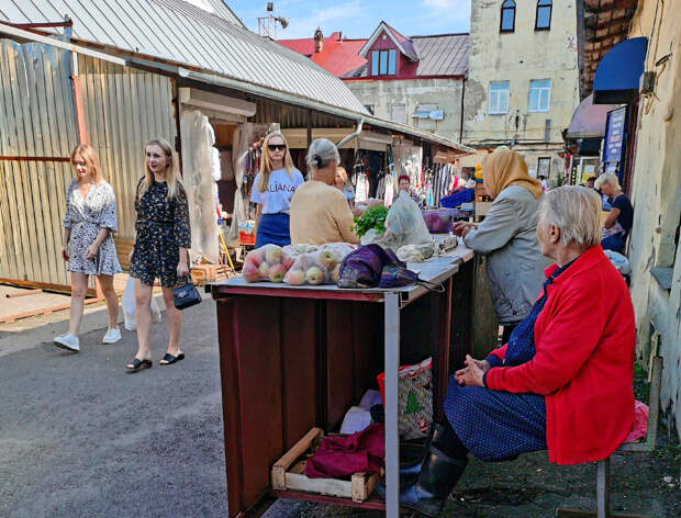 Одной 88 лет, другой 90: Зачем бабушки-старушки приходят на рынок торговать. Разговор по душам в российской глубинке