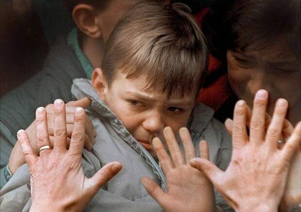 11. Отец прижал руки к окну автобуса, увозящего его жену и сына в безопасное место во время осады Сараево, 10 ноября 1992 люди, фото