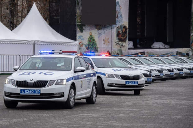 Сотрудникам севастопольского ГИБДД вручили новые служебные автомобили