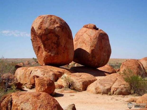 Ученые говорят, что камень треснул по естественным причинам, но многие думают, что тут не обошлось без высоких технологий древних
