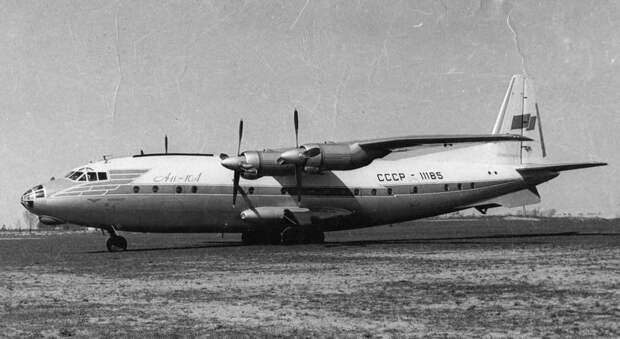 Еще один кадр Ан-10А борт СССР-11185 во время специальных испытаний на грунтовом аэродроме 