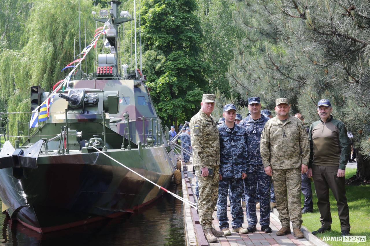 Минобороны Украины опубликовало еще одно фото главкома ВСУ Валерия Залужного, якобы сделанное на церемонии...