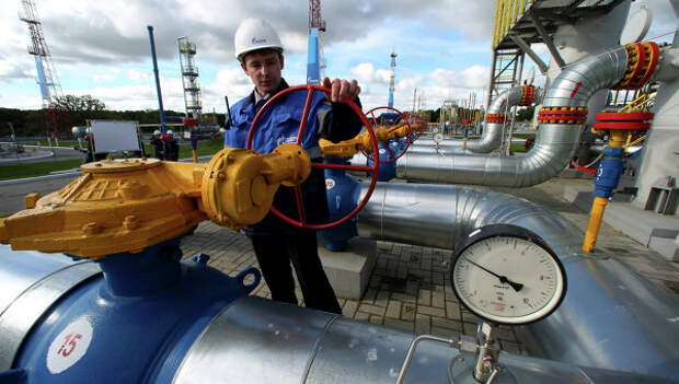 Работник Газпрома на газохранилище. Архивное фото