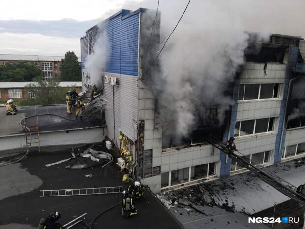 Пожар в красноярском магазине тканей начался из серверной