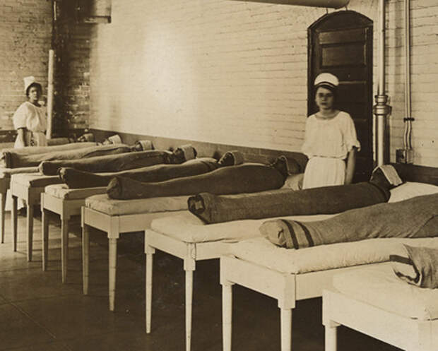 26. В психиатрических больницах в 19- начале 20 века пациентов обычно заворачивали в мокрые одеяла, чтобы успокоить. медицина, прошлое