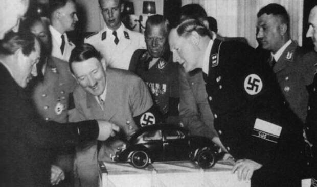 46. Фердинанд Порше показывает модель Volkswagen Beetle Адольфу Гитлеру в 1935 году 46. Фердинанд Порше показывает модель Volkswagen Beetle Адольфу Гитлеру в 1935 году
