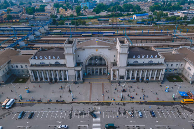 "Украинские железные дороги": вокзал в Днепре восстановил работу после взрывов