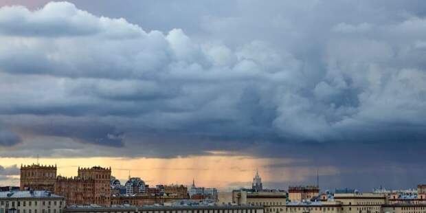 В Москве последствия ливня ликвидируют 300 бригад и 290 единиц техники. Фото М. Денисова. Mos.ru