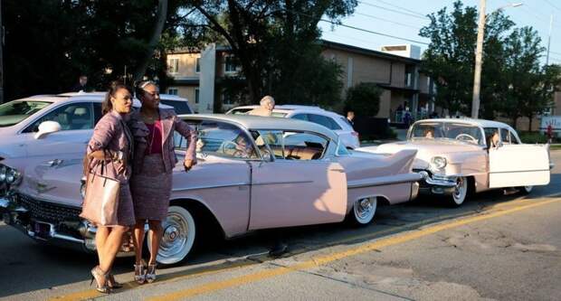 Сотни розовых Кадиллаков проводили в последний путь певицу Арету Франклин Aretha Franklin, cadillac, авто, автомобили, звезды, знаменитость, певица, похороны