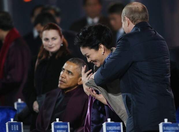 Владимир Путин укрывает пледом жену президента КНР Пен Лиюань