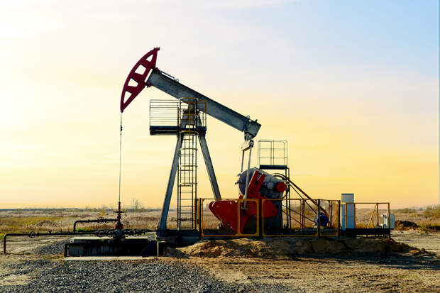 МЭА: мировая добыча нефти в апреле упала на 200 тысяч баррелей в сутки