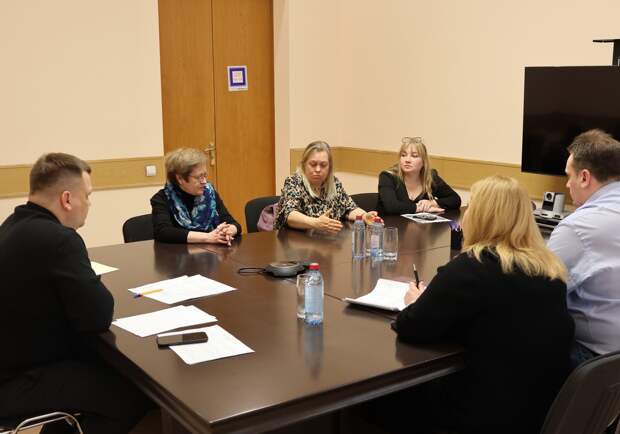 Борис Ясинский обсудил с жителями благоустройство улицы Павлова и проблему незаконной торговли