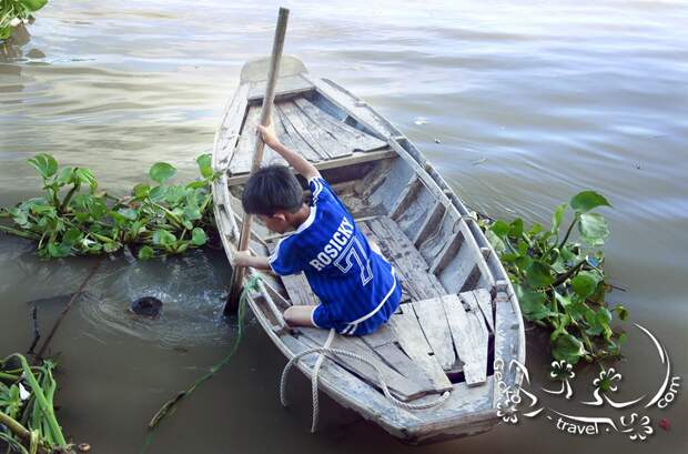 http://gecko-travel.com/wp-content/gallery/mekong-delta/vietnam-boy-paddling.jpg