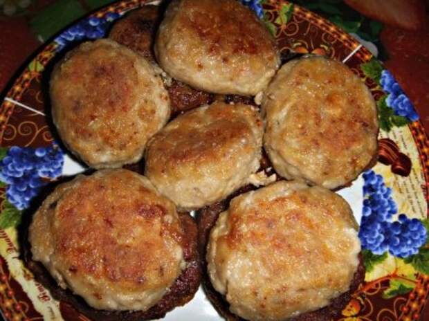 Куриные котлеты с овощами и грецкими орехами в мультиварке