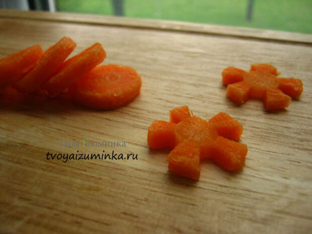 Ромашки из моркови - украшение для стола.