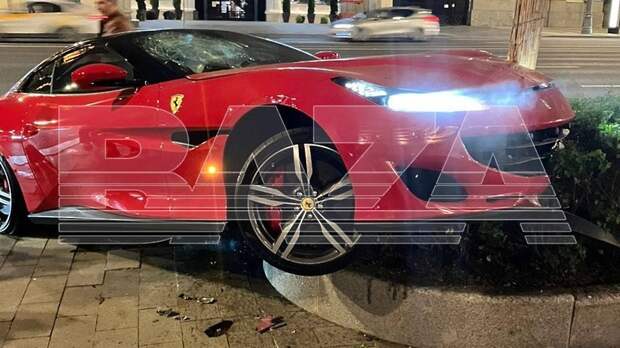 Baza: в центре Москвы спорткар Ferrari Portofino врезался в дерево