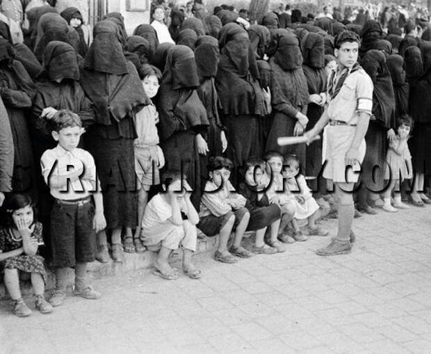 Syrian Boy Scouts and women in 1949.jpg