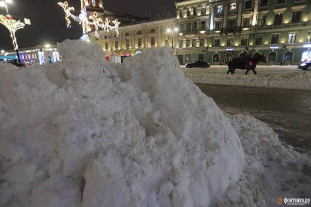 Холмы «Биргит». Невский украсили не только гирлянды, но и кучи снега