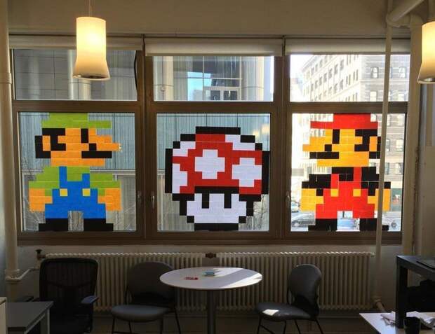 2. Кто-то, кто выложил персонажей игры "Super Mario Bros." из кусочков бумаги для заметок люди, работа, развлечения