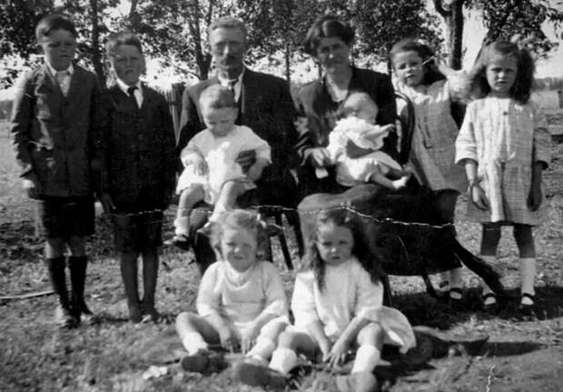 В 1946 году у пары родилась дочь Джоанна, а через пять лет — малышка Жаклин. Девочки обожали общество друг друга и были не разлей вода. Джоанна была сестренке как вторая мама и всегда во всем помогала. Они любили играться с волосами матери, а еще были ужасными непоседами. В возрасте трех лет младшая упала в бочку (к счастью, пустую), в результате чего у нее появился заметный шрам на лбу. У Джоанны тоже была отметина — родинка на животе. К слову, старшая почему-то часто говорила, что никогда не вырастет и не станет женщиной, но детский лепет никто не воспринимал всерьез. Эти слова оказались пророческими.