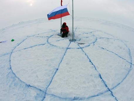 Флаги российских регионов развернули у Северного полюса Флаги российских регионов развернули у Северного полюса