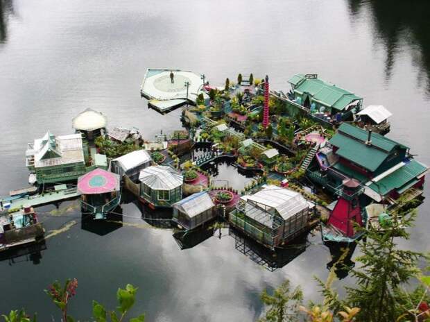плавучий дом на воде, пара строила дом на воде 20 лет, плавучий дом из платформ, Уэйн Адамс, Кэтрин Кинг