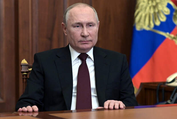 Несмотря на все обстоятельства, Владимир Путин уже давно не молодой политик, тот самый 48-летний, когда-то пришедший к власти.-2