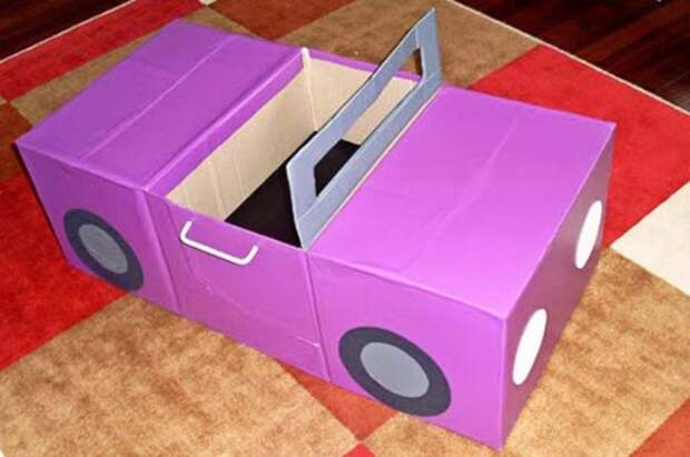 Комфортабельный детский автомобиль из картона.