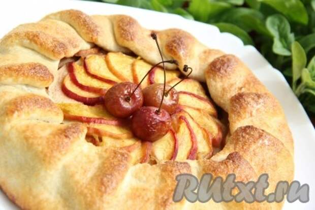 Очень вкусный пирог с яблоками и персиками остудить в форме, затем переложить на плоскую тарелку. По желанию посыпать пирог сахарной пудрой. 