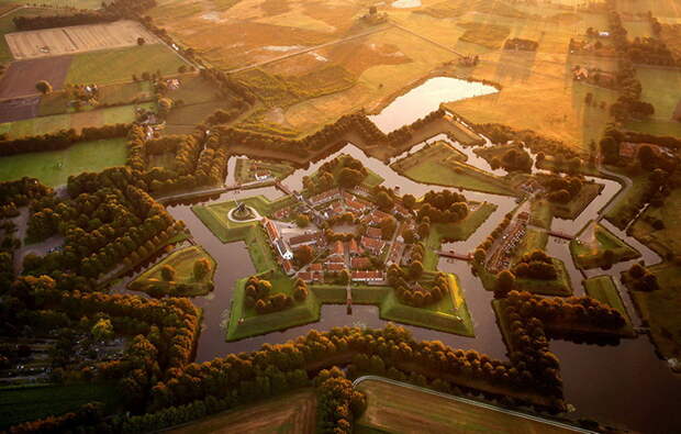 Форт Буртанье в форме звезды, Голландия. Аэрофотография Амоса Чаппла